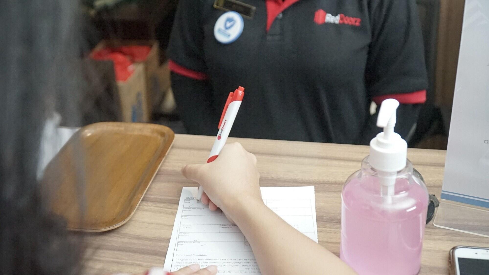Reddoorz Plus @ Sawah Besar Jakarta Buitenkant foto